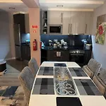 Funchal Apt- Sleeps 2 - Pool & Parking - Madeira
