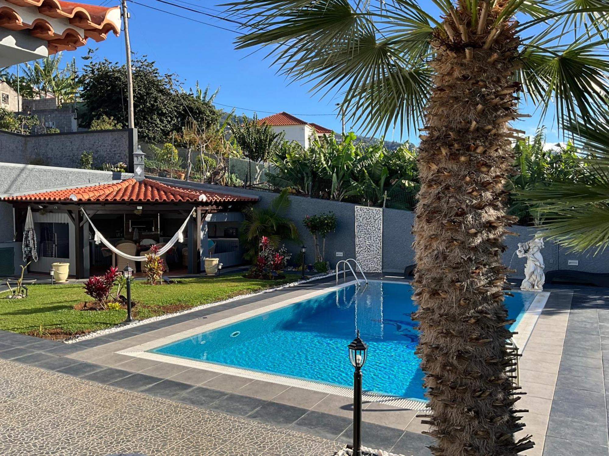 Apt- Sleeps 2 - Pool & Parking - Madeira