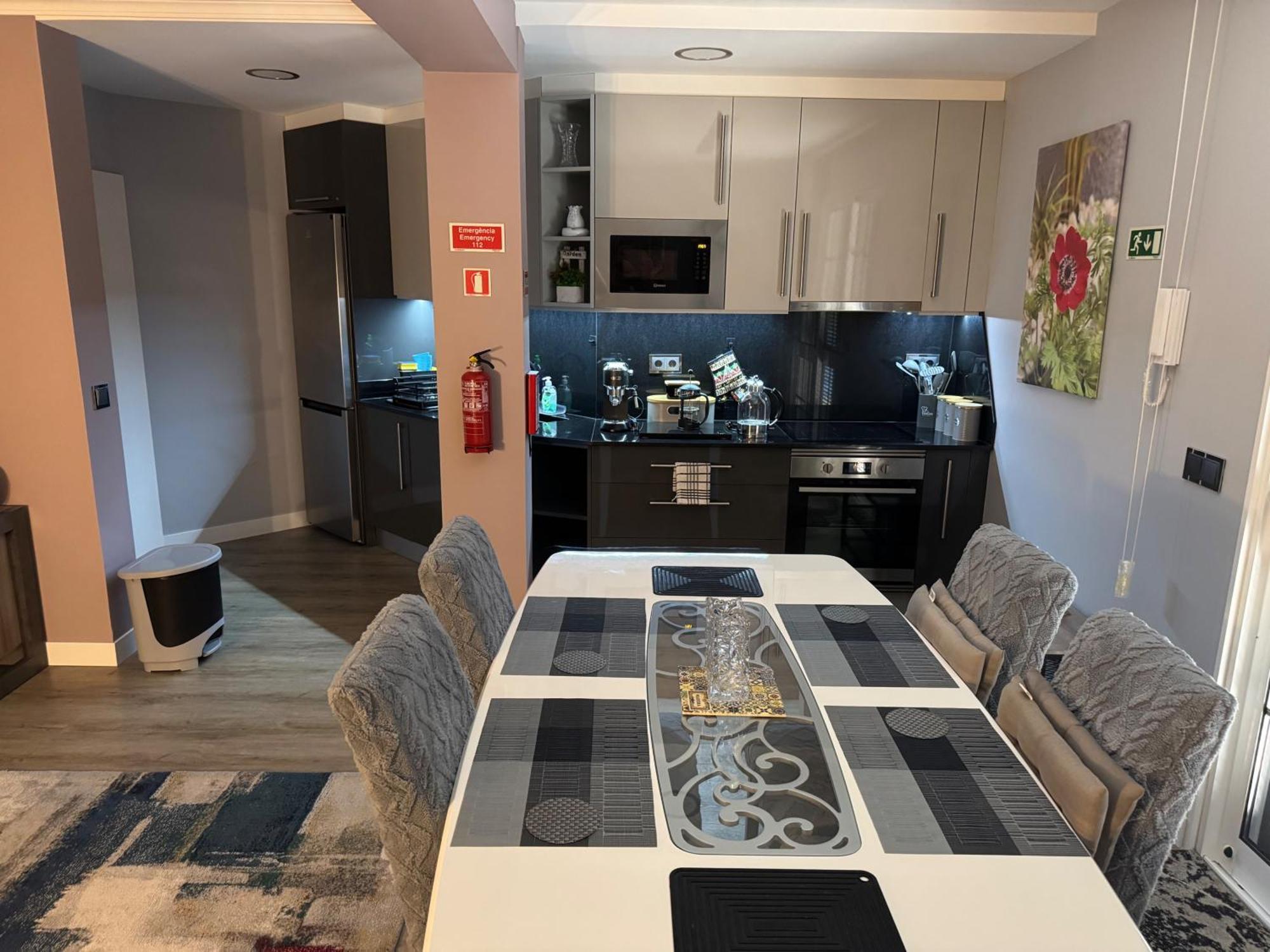 Apt- Sleeps 2 - Pool & Parking - Madeira *